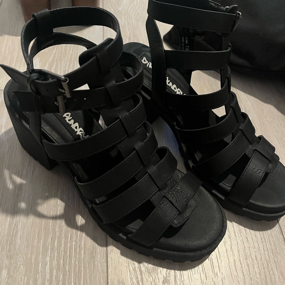 NWOT Dirty Laundry sandals